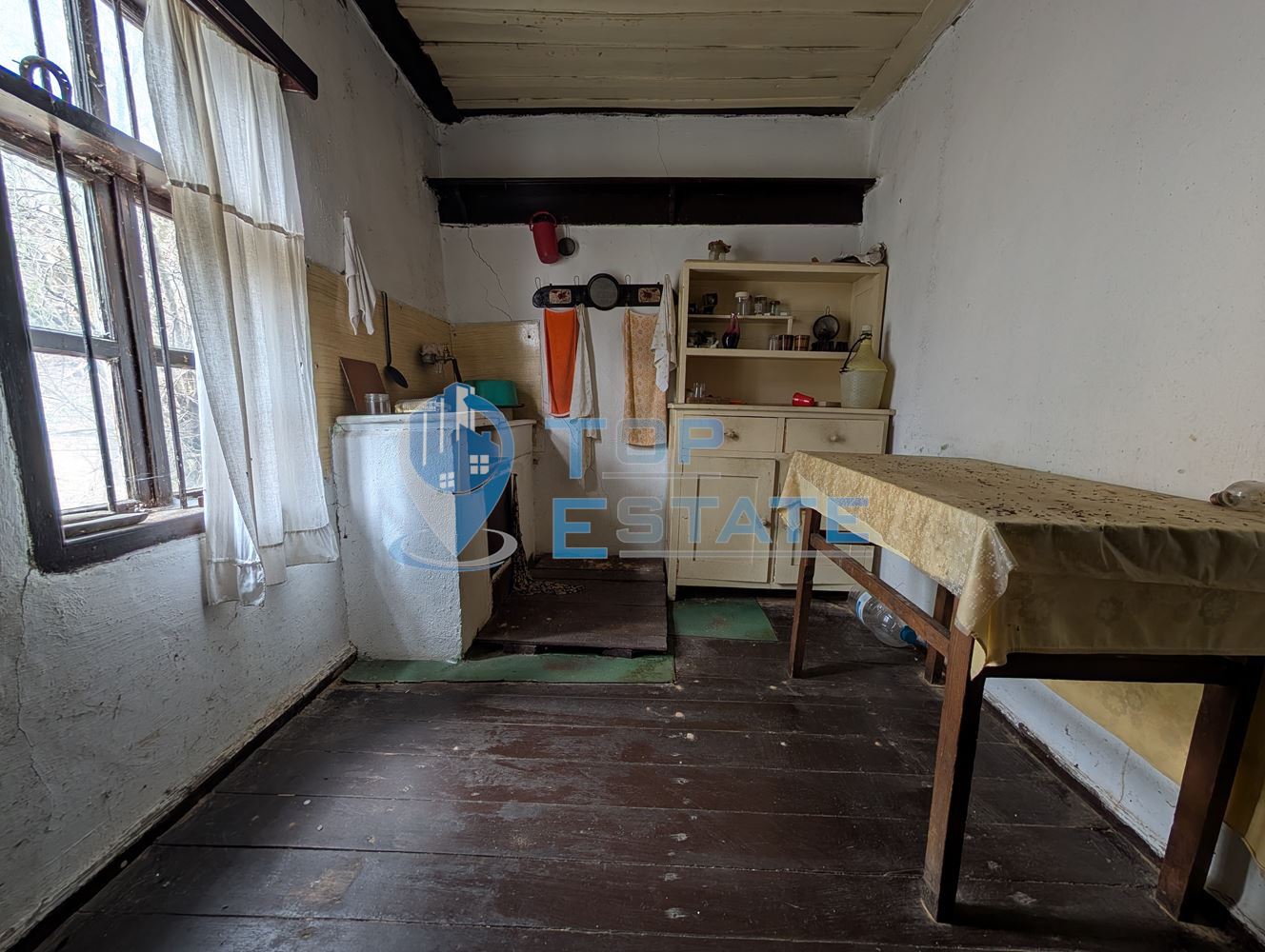 Двуетажна тухлена къща в Тревненския балкан - 0