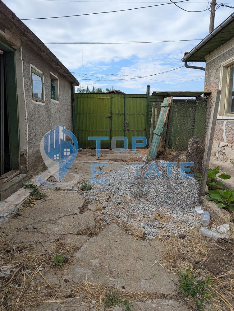 Двуетажна тухлена къща с кладенец в село Поликраище, област Велико Търново - 0