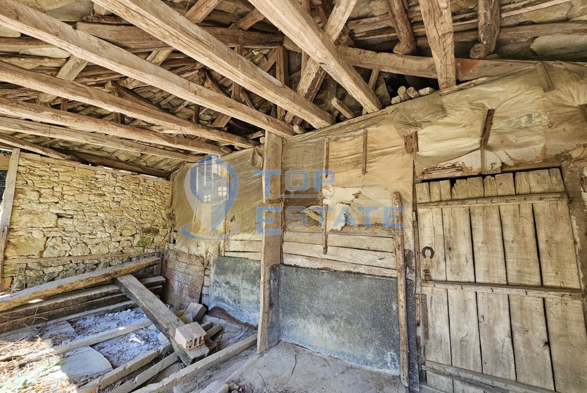 Парцел с каменна постройка до гора и поточе в квартал Златари, град Габрово - 0