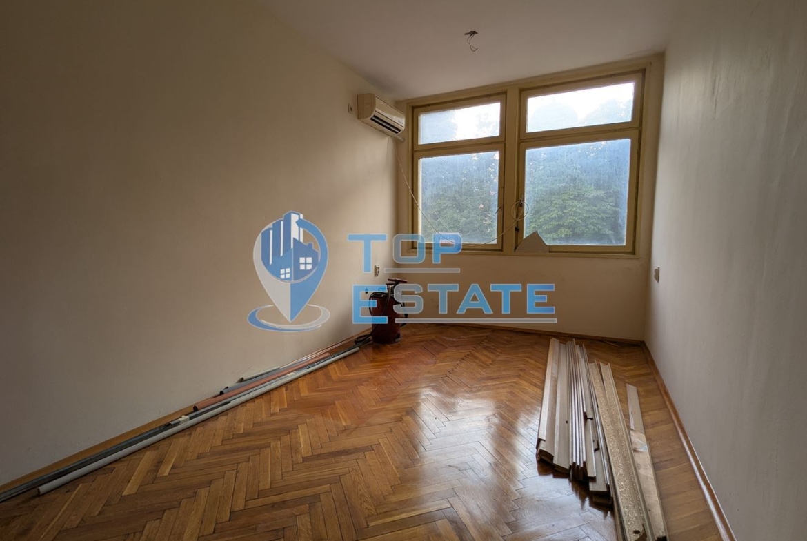 Поещения под наем в административна сграда на центъра в град Горна Оряховица, област Велико Търново - 0