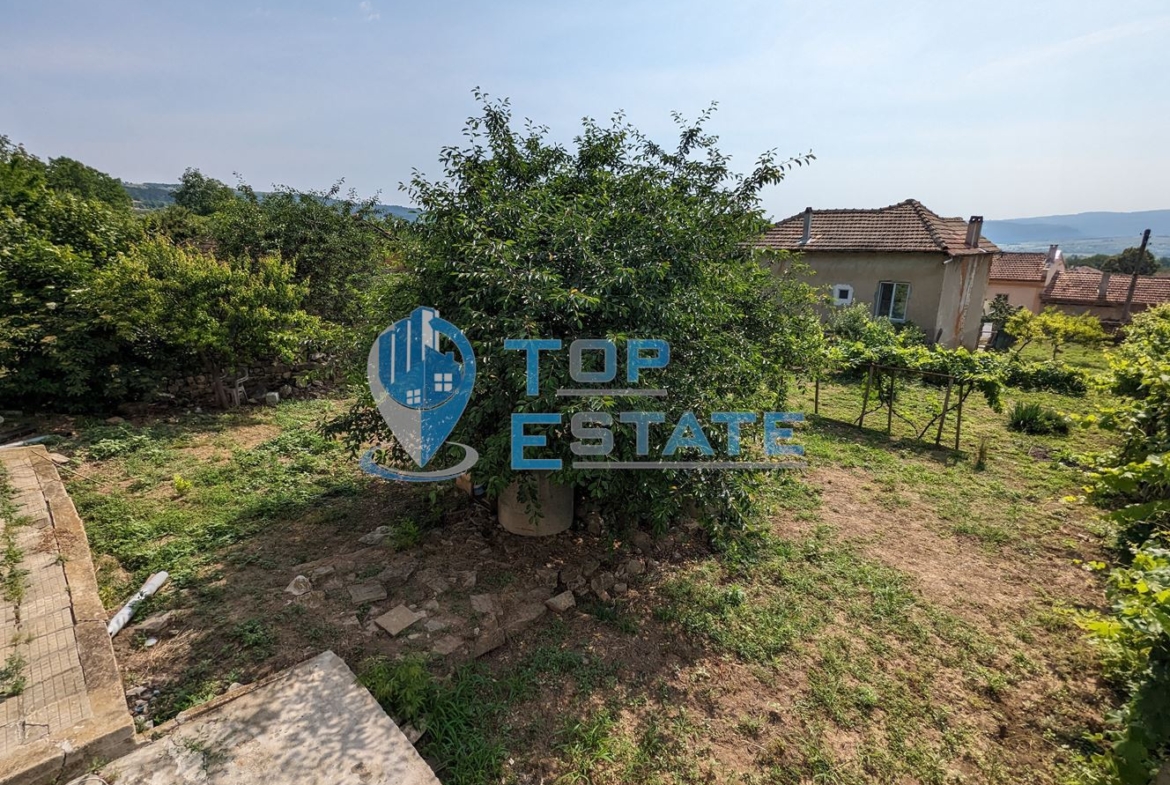 Двуетажна къща с кладенец и гараж в град Сухиндол - 0