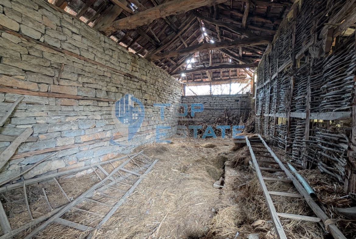 Двуетажна старинна къща с кладенец в село Малки Вършец - 0