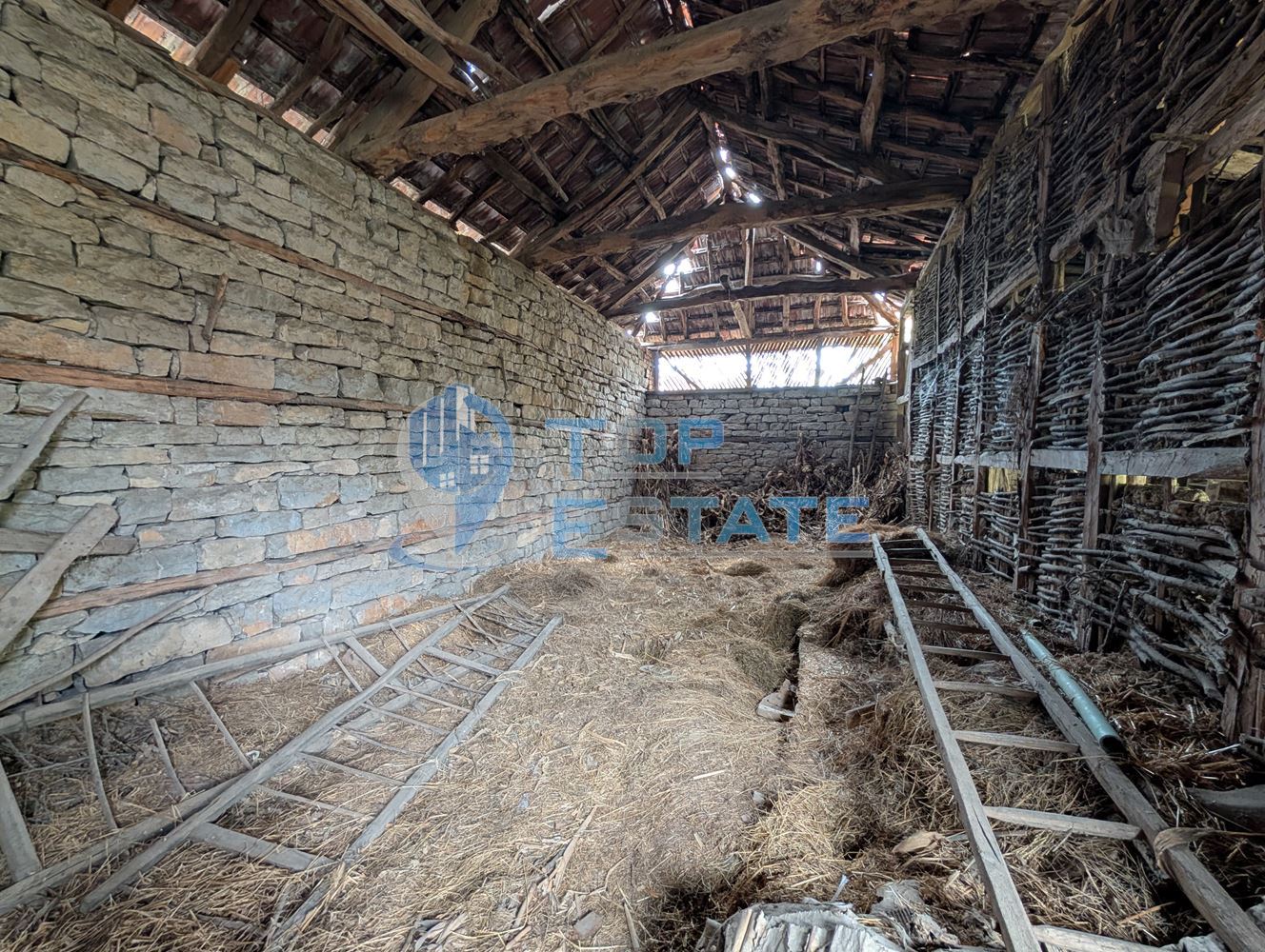 Двуетажна старинна къща с кладенец в село Малки Вършец - 0