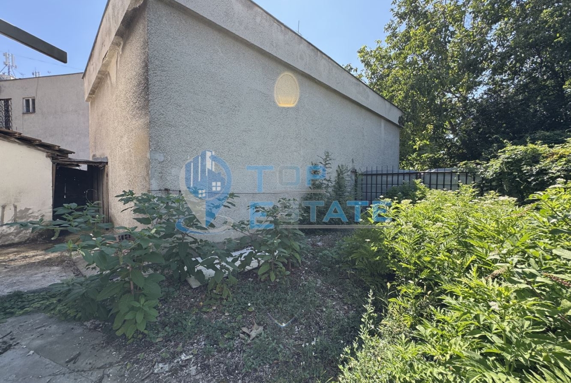 Двуетажна сграда подходяща за развитие на бизнес в центъра на град Павликени, област Велико Търново - 0