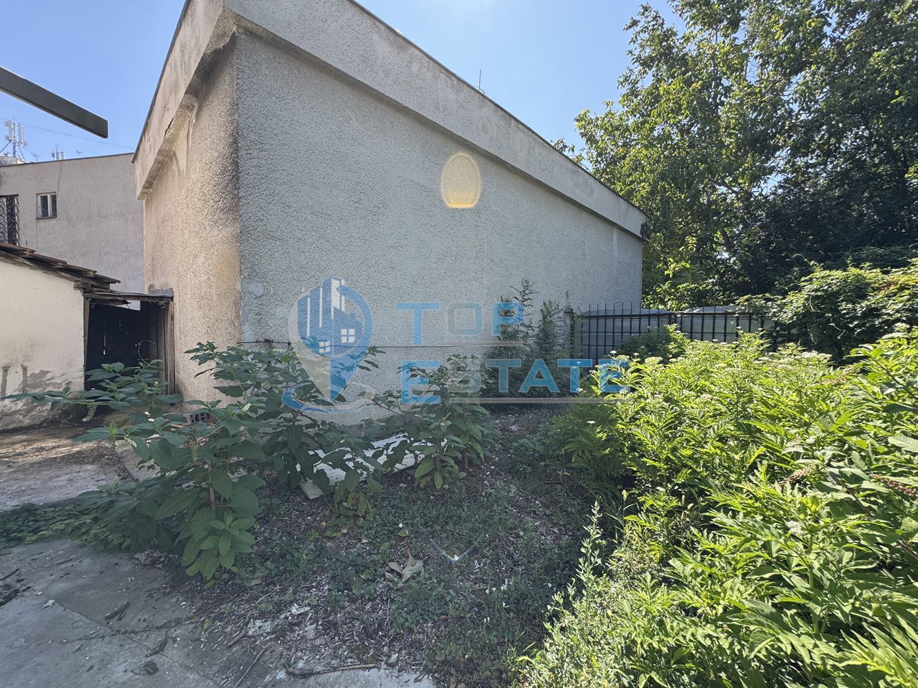 Двуетажна сграда подходяща за развитие на бизнес в центъра на град Павликени, област Велико Търново - 0