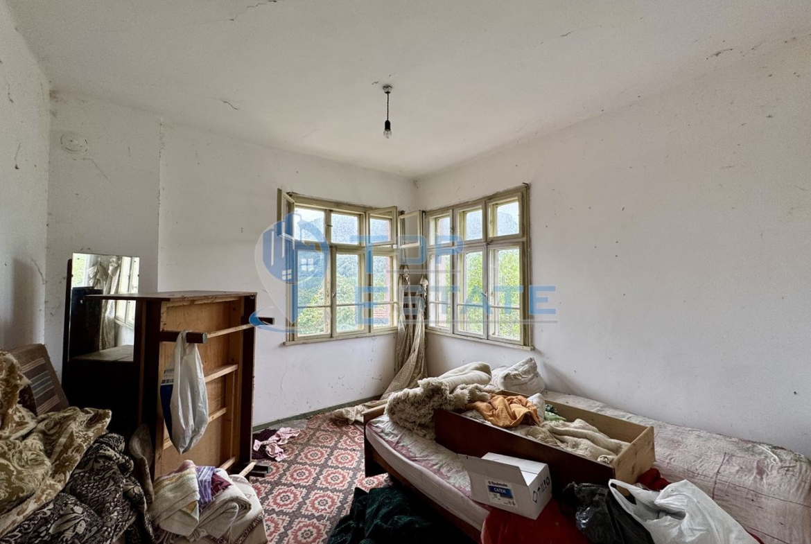 Голяма двуетажна тухлена къща в село Янтра, област Габрово. - 0