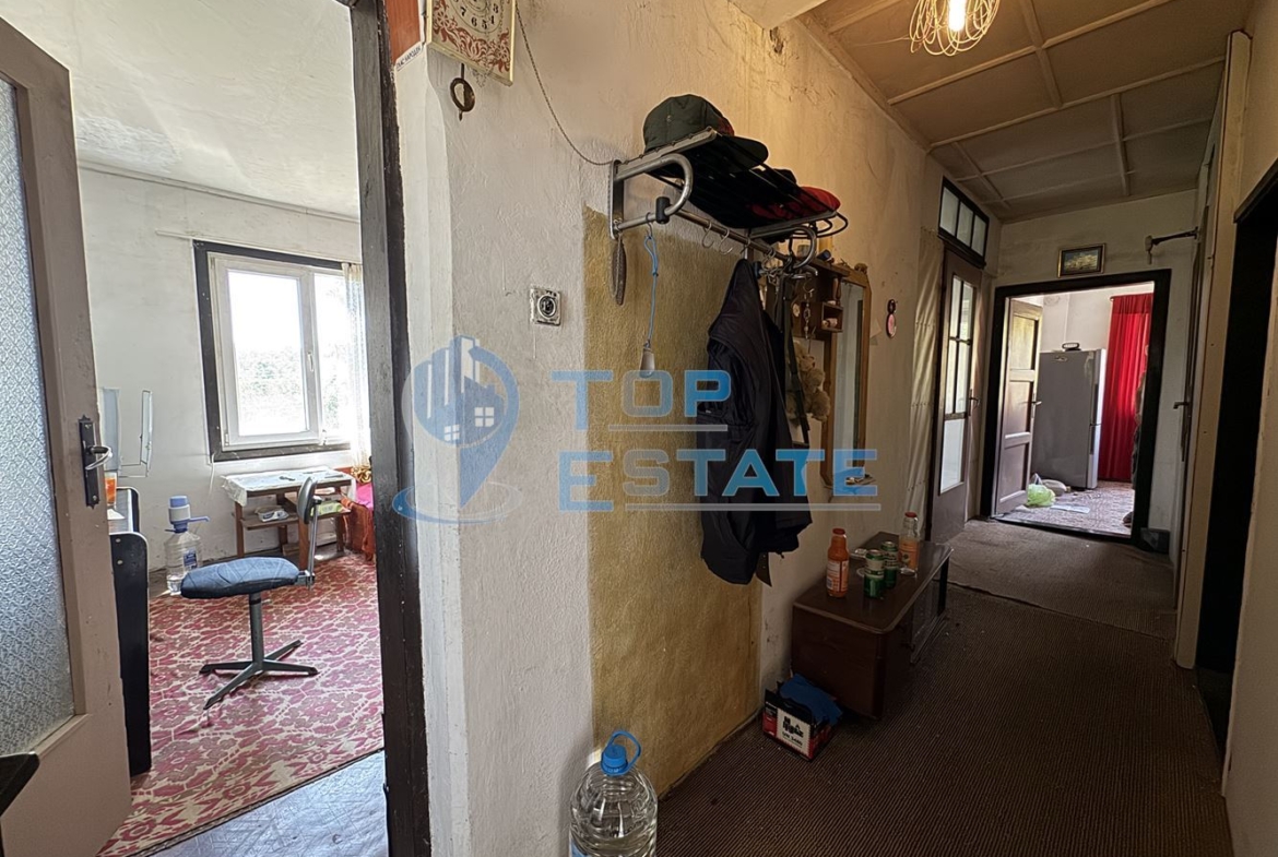 Двуетажна тухлена къща с кладенец и голям двор в село Гоздейка, област Велико Търново - 0