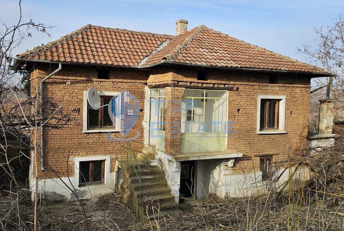 Двуетажна тухлена къща с голям двор в село Козловец, община Свищов - 0