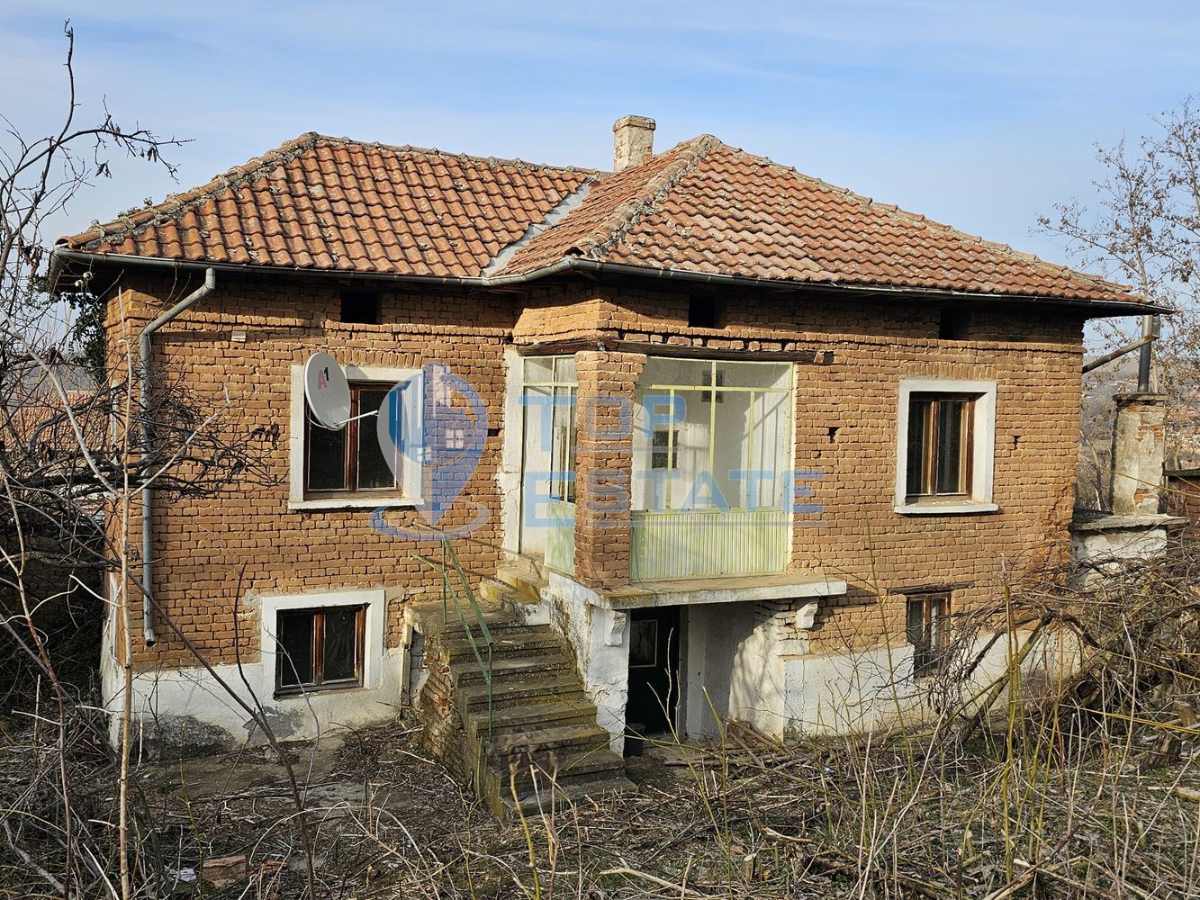 Двуетажна тухлена къща с голям двор в село Козловец, община Свищов - 0