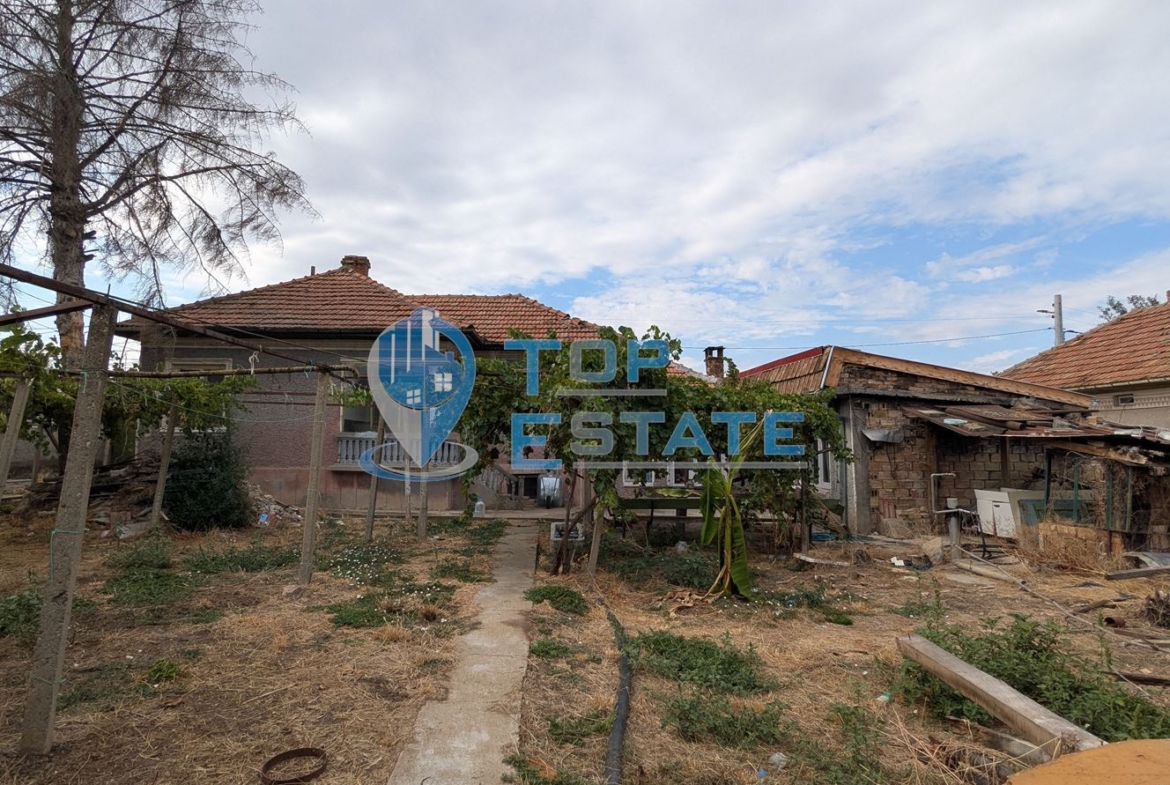 Двуетажна тухлена къща с кладенец в село Поликраище, област Велико Търново - 0