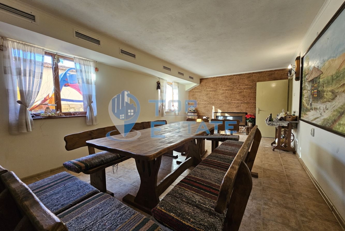 Обзаведена къща с три спални, барбекю, двор и гараж в село Поликраище, област Велико Търново - 0