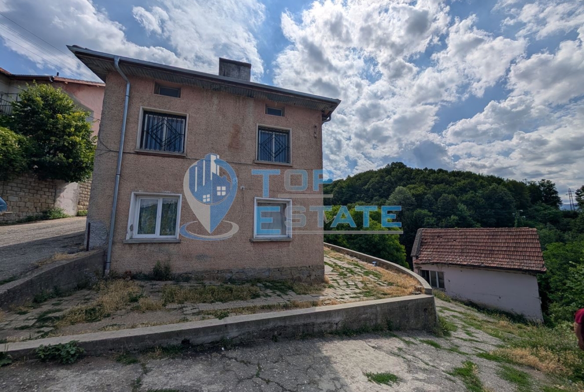 Двуетажна масивна къща с панорама в центъра на град Плачковци - 0