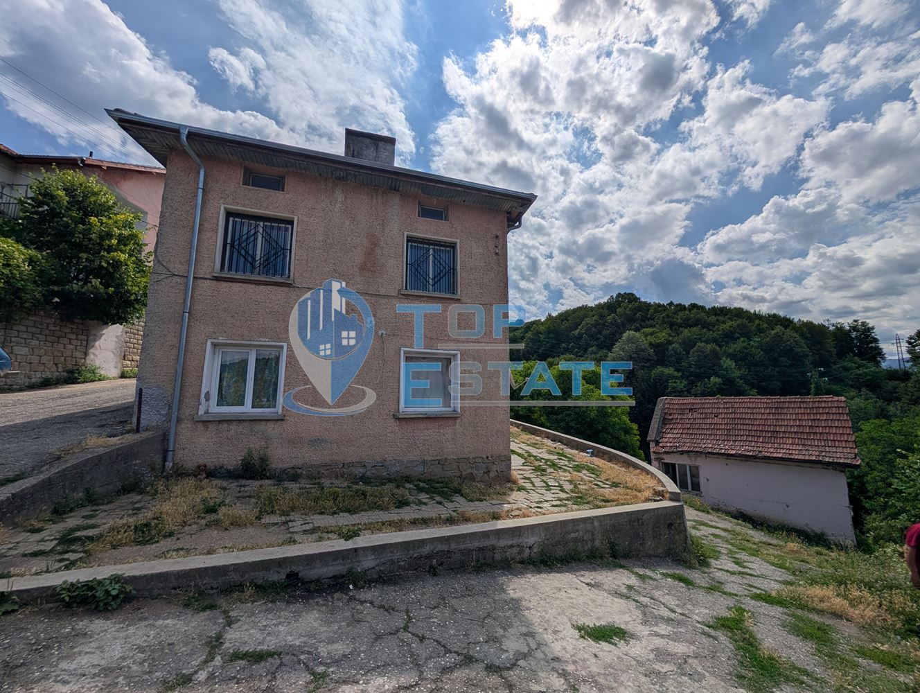 Двуетажна масивна къща с панорама в центъра на град Плачковци - 0
