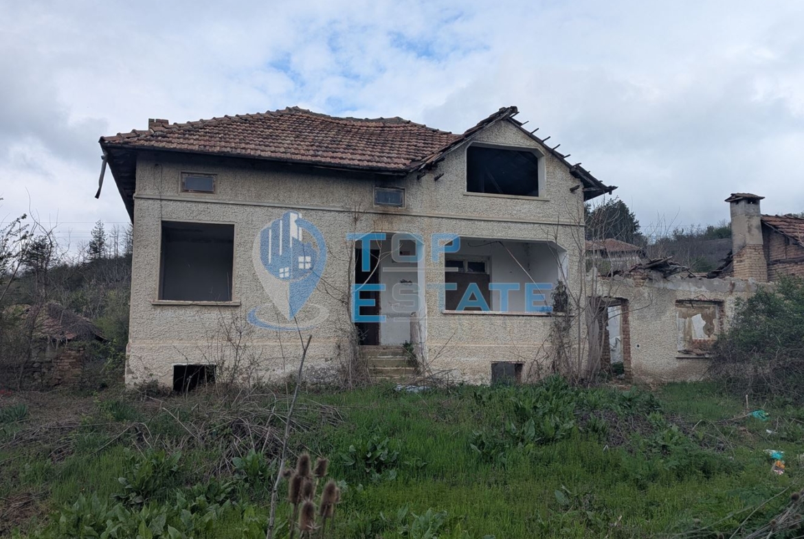 Голям двор със стара къща в покрайнините на село Михалци, област Велико Търново - 0