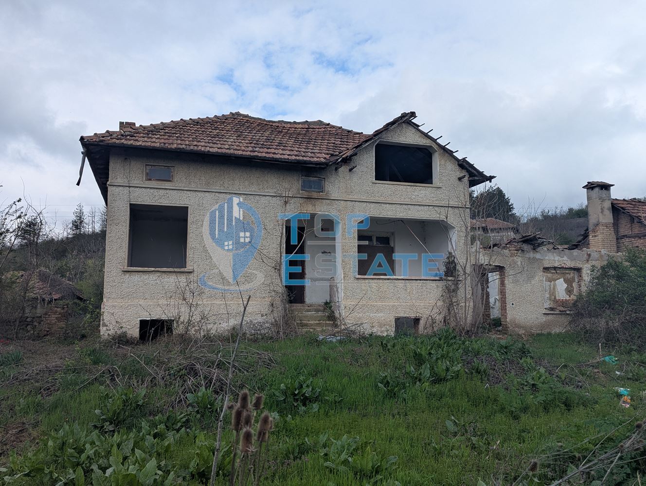 Голям двор със стара къща в покрайнините на село Михалци, област Велико Търново - 0