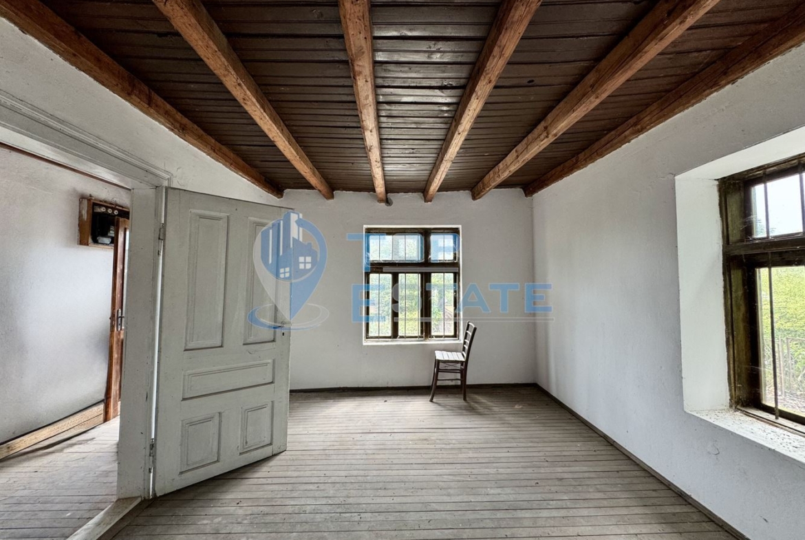 Двуетажна тухлена къща с допълнителни постройки и голям двор в село Караиванца, област Габрово. - 0