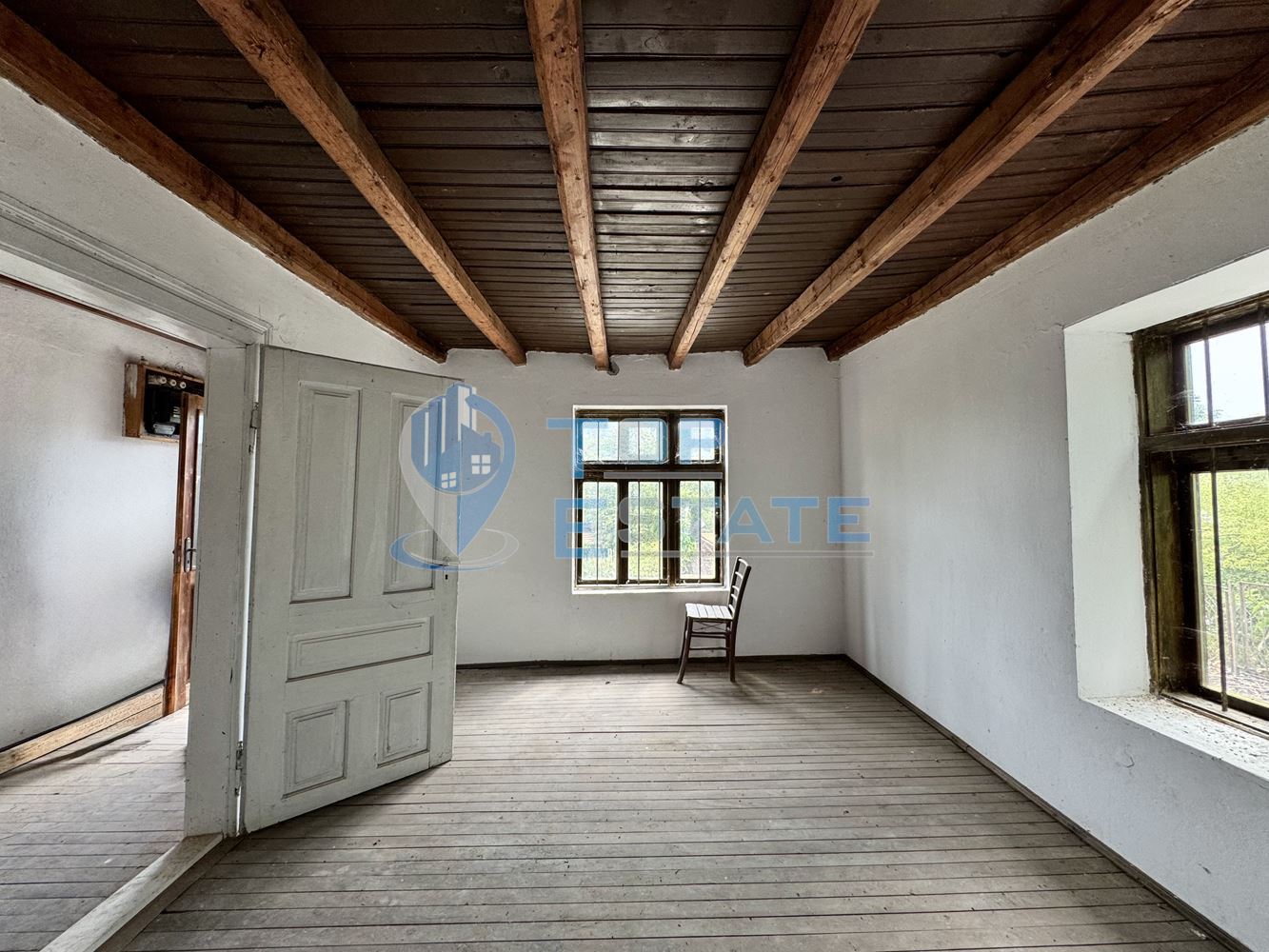 Двуетажна тухлена къща с допълнителни постройки и голям двор в село Караиванца, област Габрово. - 0