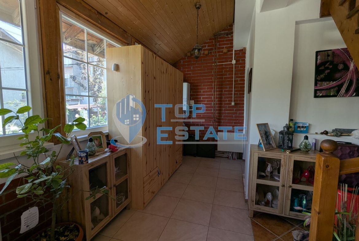 Масивна триетажна къща със сауна и басейн в близост до центъра на град Горна Оряховица, област Велико Търново - 0