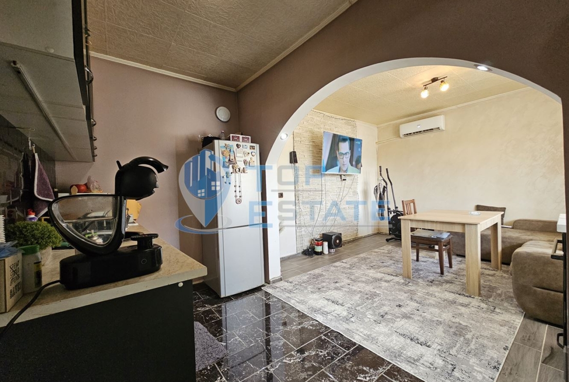 Двуетажна обзаведена и ремонтирана къща с три спални в село Страхилово, област Велико Търново - 0