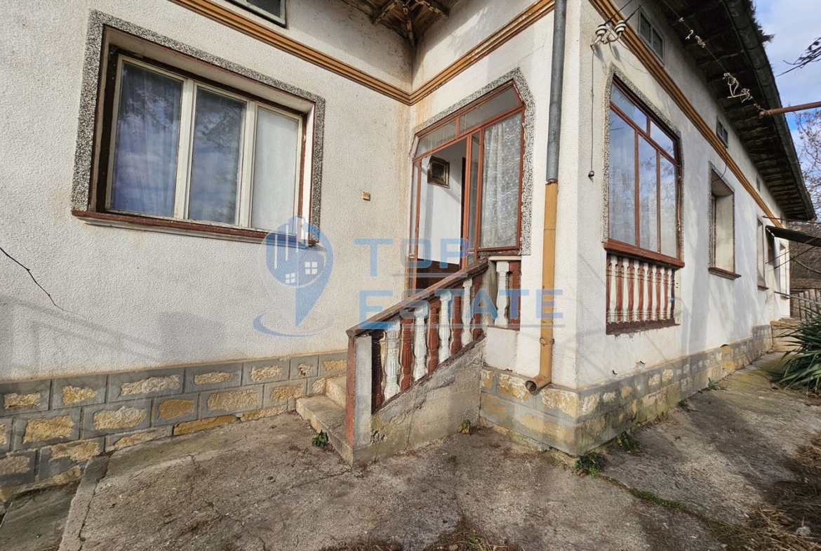 Тухлена къща с вътрешна тоалетна и голям двор в село Драгомирово, община Свищов - 0