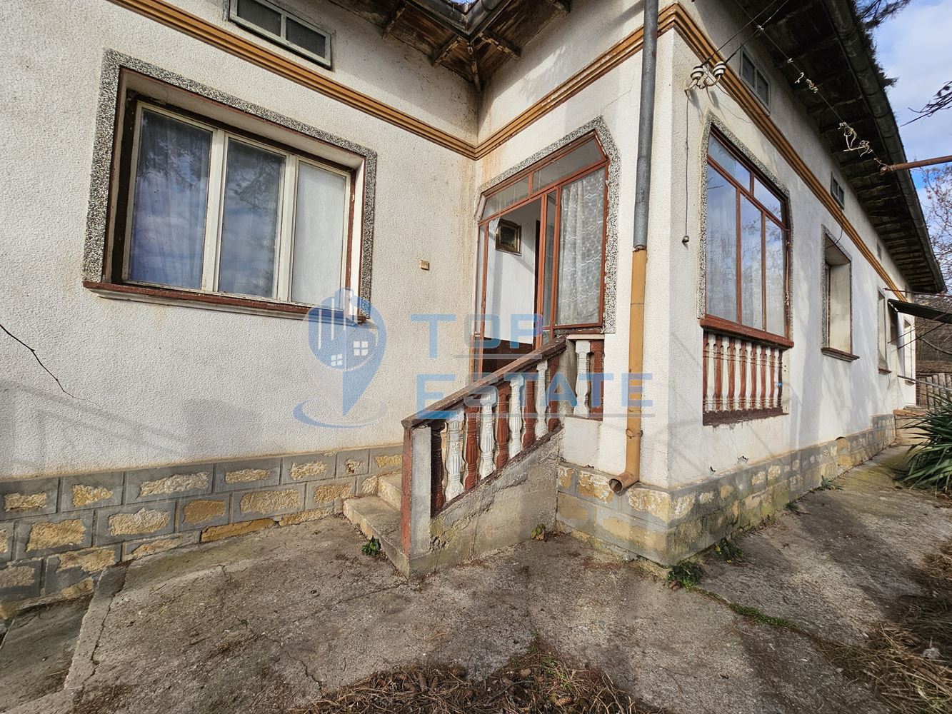 Тухлена къща с вътрешна тоалетна и голям двор в село Драгомирово, община Свищов - 0