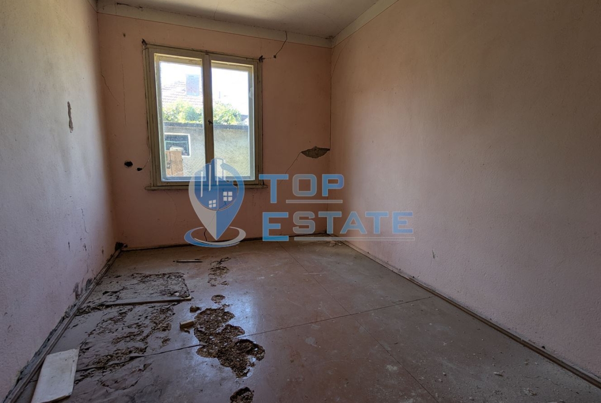 Двуетажна тухлена къща с кладенец в село Поликраище, област Велико Търново - 0