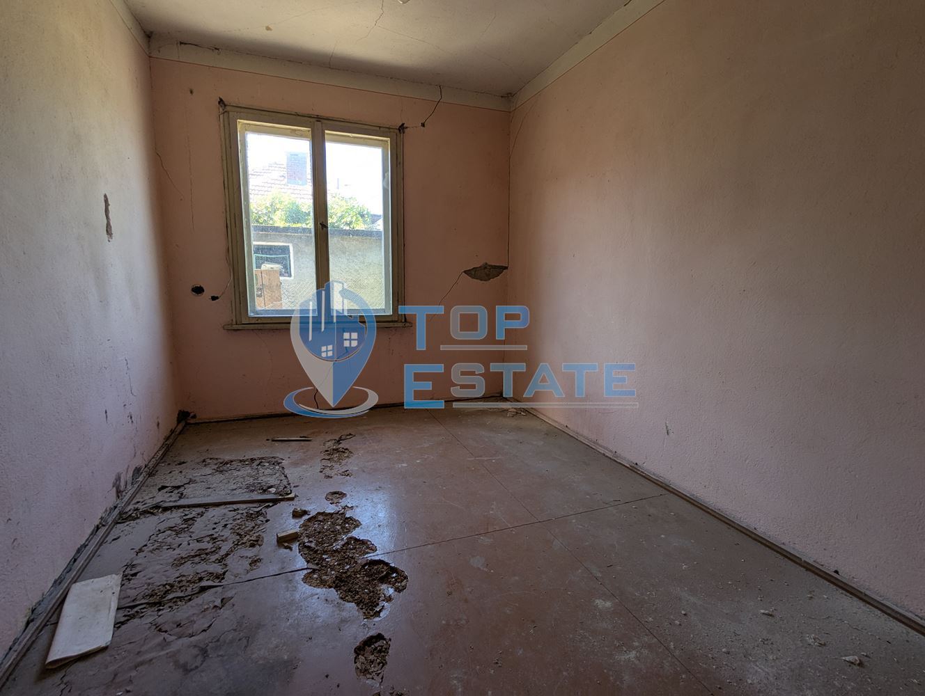 Двуетажна тухлена къща с кладенец в село Поликраище, област Велико Търново - 0