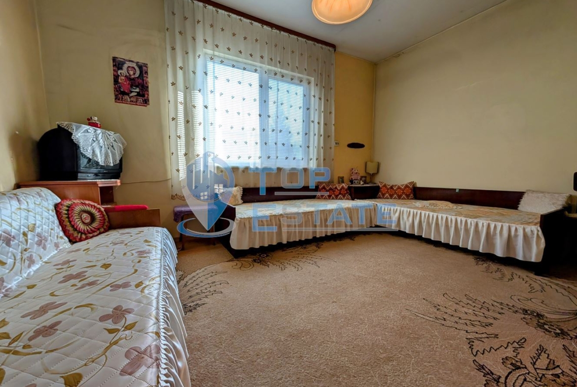 Едноетажна къща с множество стопански постройки и голям двор в село Хаджидимитрово - 0