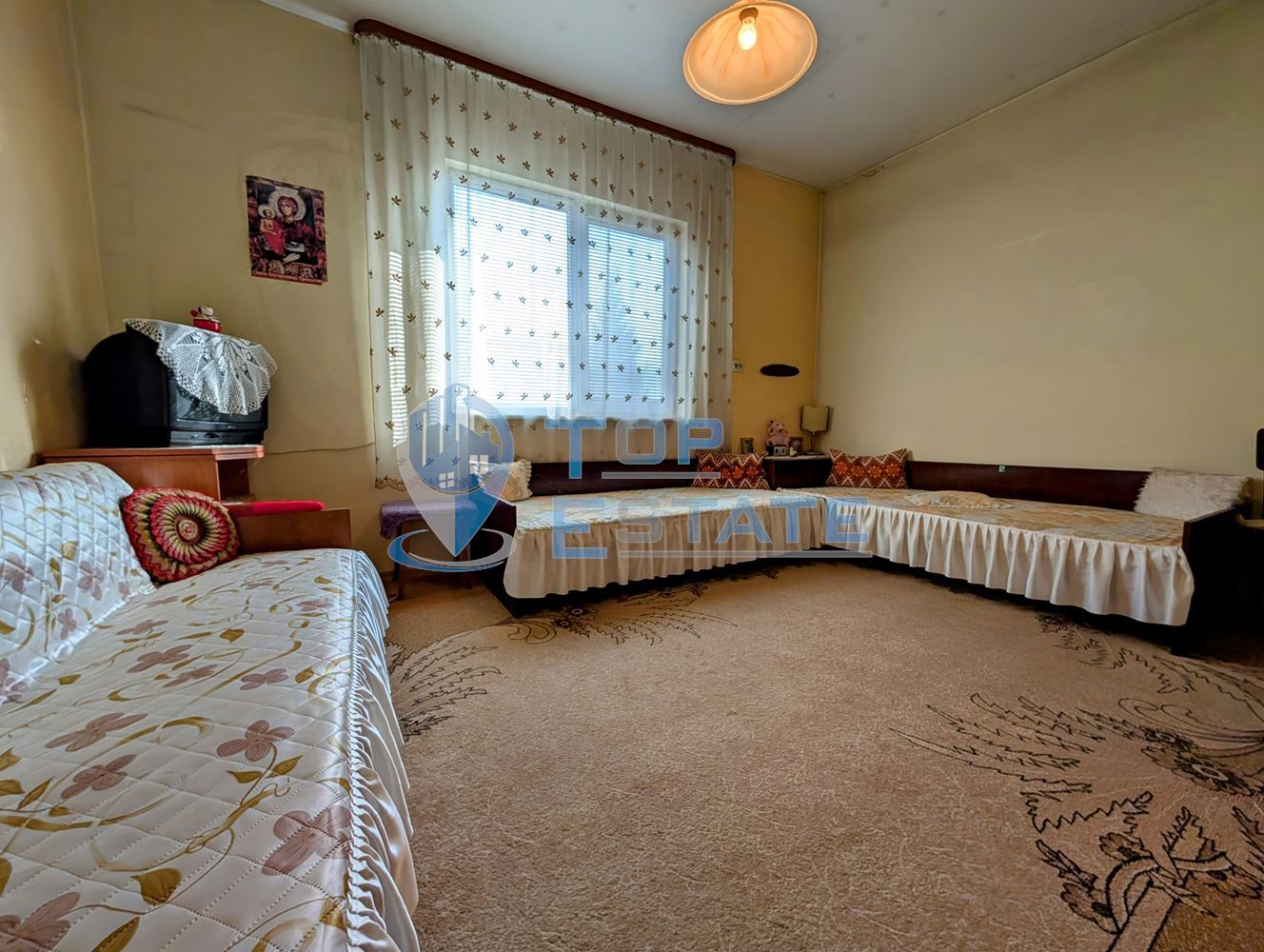 Едноетажна къща с множество стопански постройки и голям двор в село Хаджидимитрово - 0