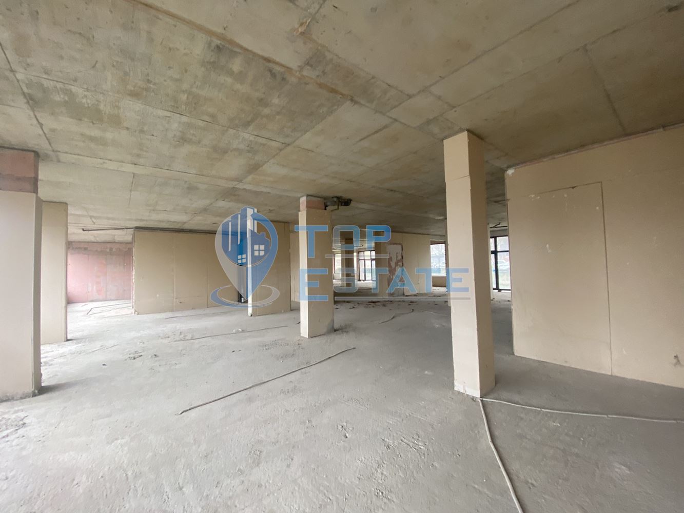 Голямо търговско помещение в кв. Бузлуджа, гр. Велико Търново. - 0