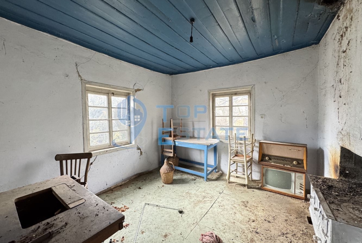 Двуетажна къща с кладенец и стопанска постройка в село Николаево, област Велико Търново - 0