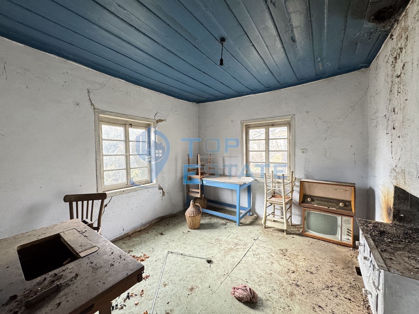 Двуетажна къща с кладенец и стопанска постройка в село Николаево, област Велико Търново - 0