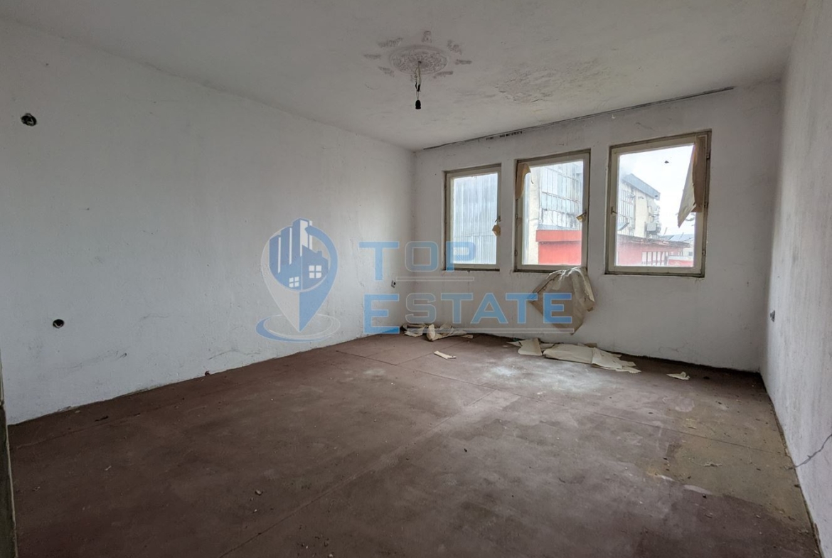 Двуетажна масивна къща в град Стражица, област Велико Търново - 0