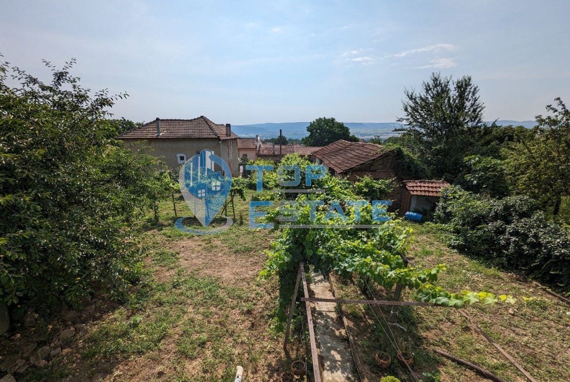 Двуетажна къща с кладенец и гараж в град Сухиндол - 0