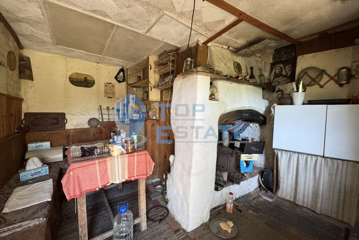 Двуетажна тухлена къща с кладенец и голям двор в село Гоздейка, област Велико Търново - 0