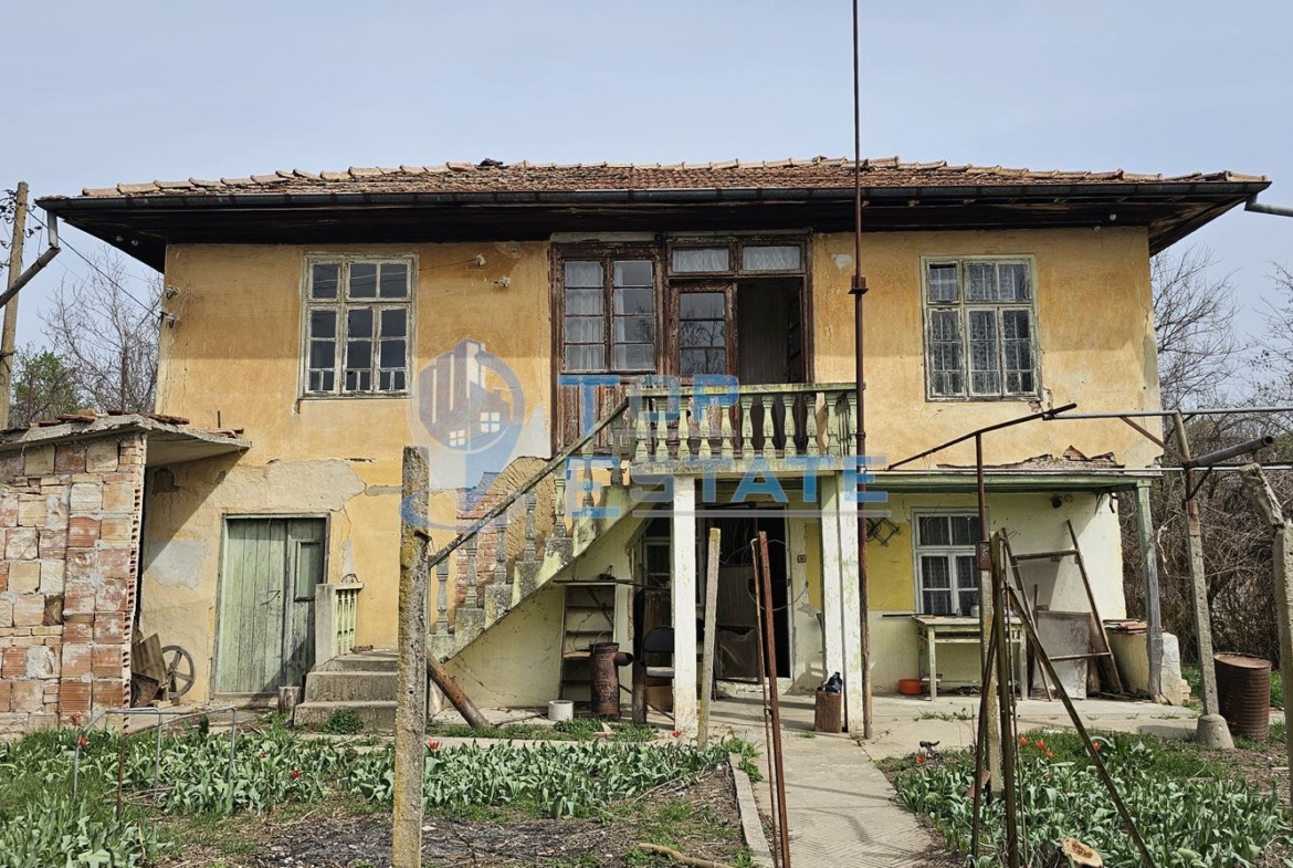 Двуетажна къща с голям двор в село Върбица, област Велико Търново - 0