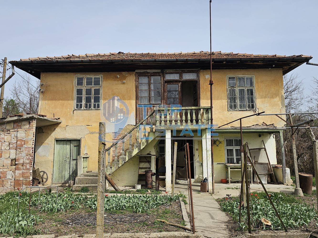 Двуетажна къща с голям двор в село Върбица, област Велико Търново - 0