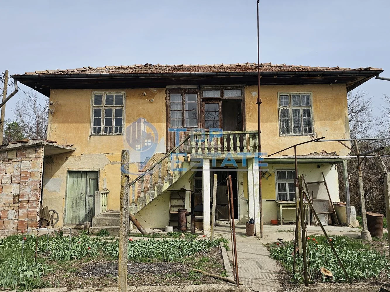 Двуетажна къща с голям двор в село Върбица, област Велико Търново-0 Двуетажна къща с голям двор в село Върбица, област Велико Търново - 0