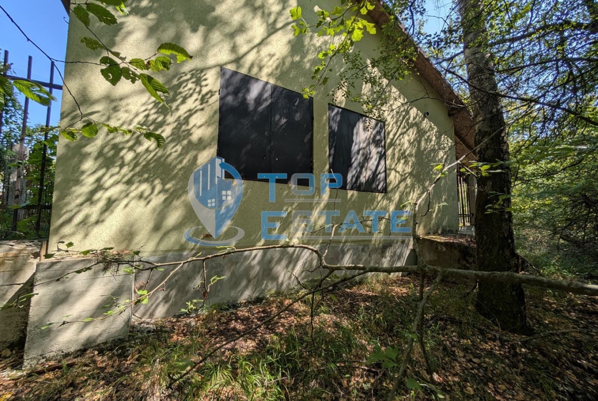 Едноетажна къща в централната част на Стара планина, в землището на село Станчов хан - 0