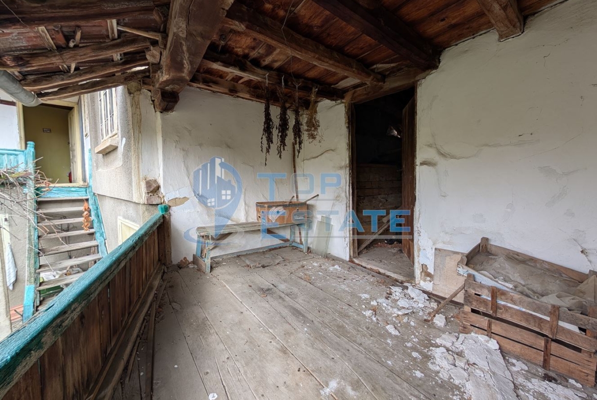 Двуетажна старинна къща с кладенец в село Малки Вършец - 0