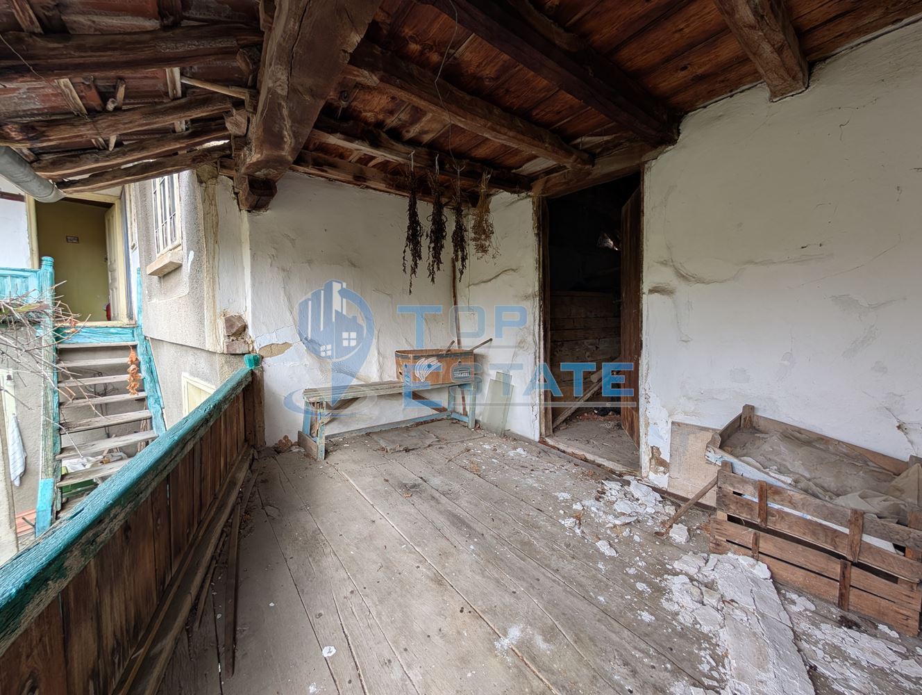 Двуетажна старинна къща с кладенец в село Малки Вършец - 0