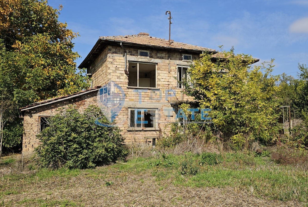 Масивна тухлена двуетажна къща с голям двор в село Драгомирово, община Свищов - 0