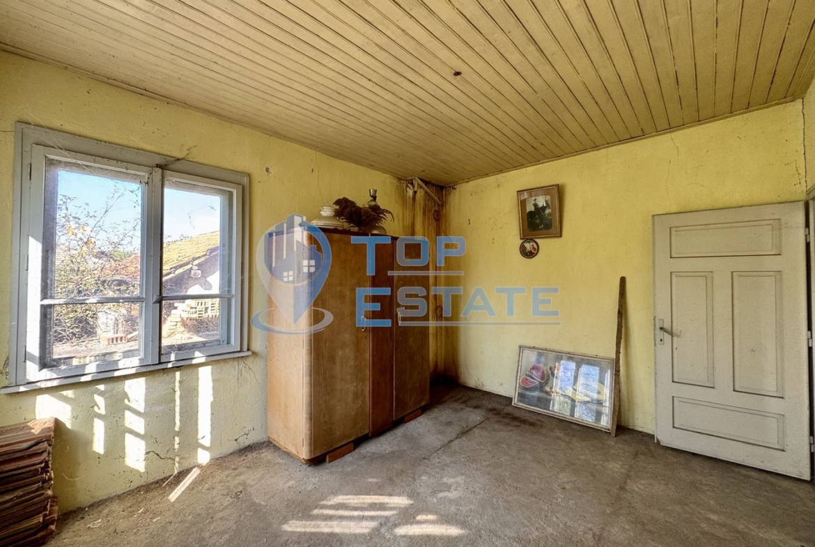 Двуетажна тухлена къща с кладенец и гараж в село Водолей, област Велико Търново - 0