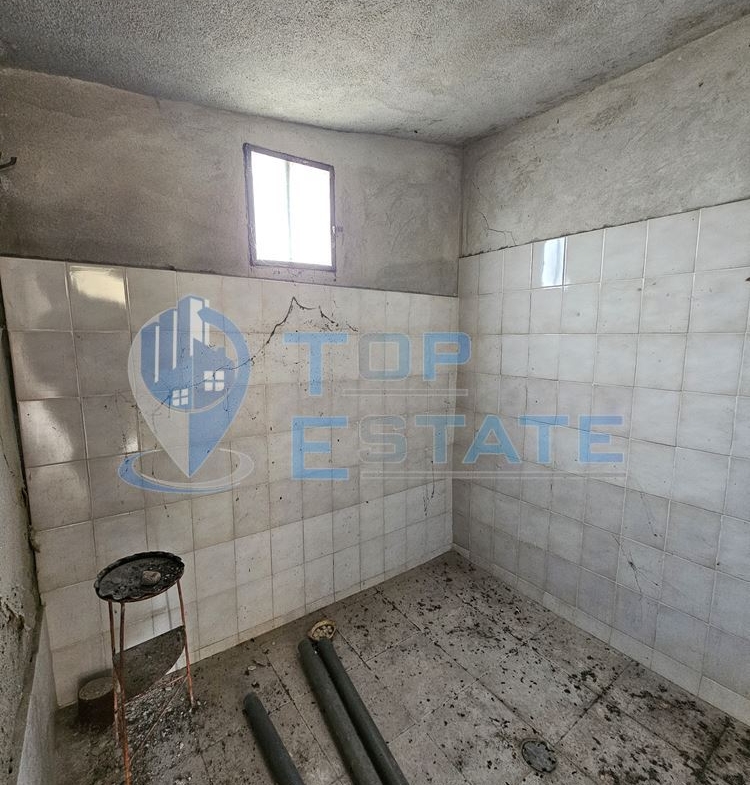 Двуетажна къща с голям двор в село Върбица, област Велико Търново - 0