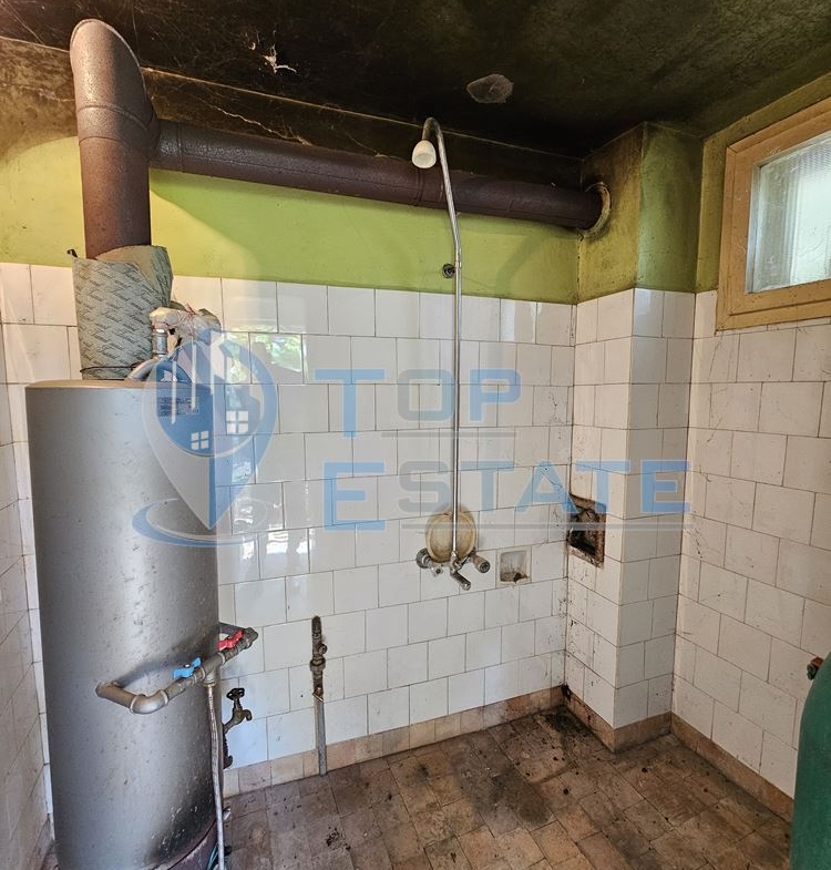 Двуетажна тухлена къща с гараж и голям двор в село Добромирка - 0