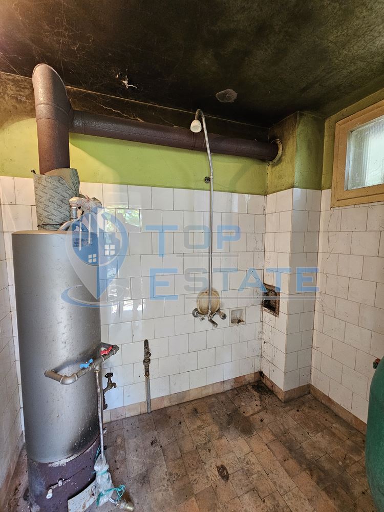 Двуетажна тухлена къща с гараж и голям двор в село Добромирка - 0