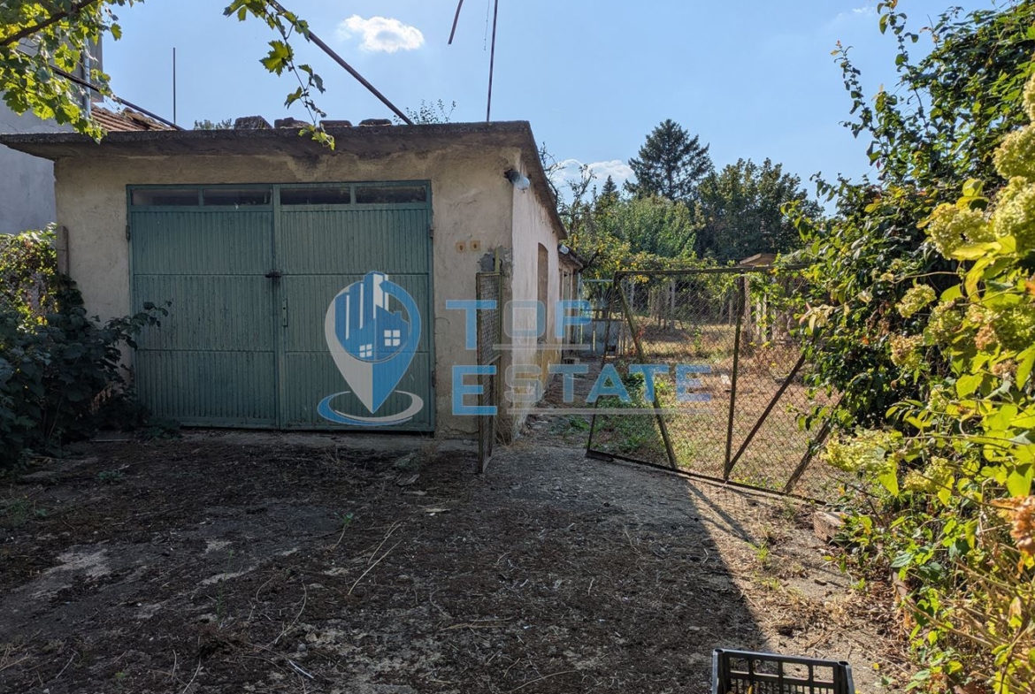 Двуетажна тухлена къща с кладенец в село Поликраище, област Велико Търново - 0