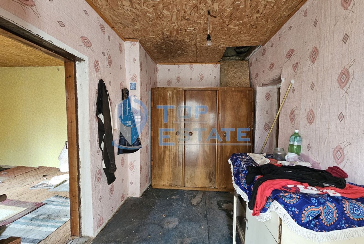 Двуетажна тухлена къща с голям двор в село Козловец, община Свищов - 0