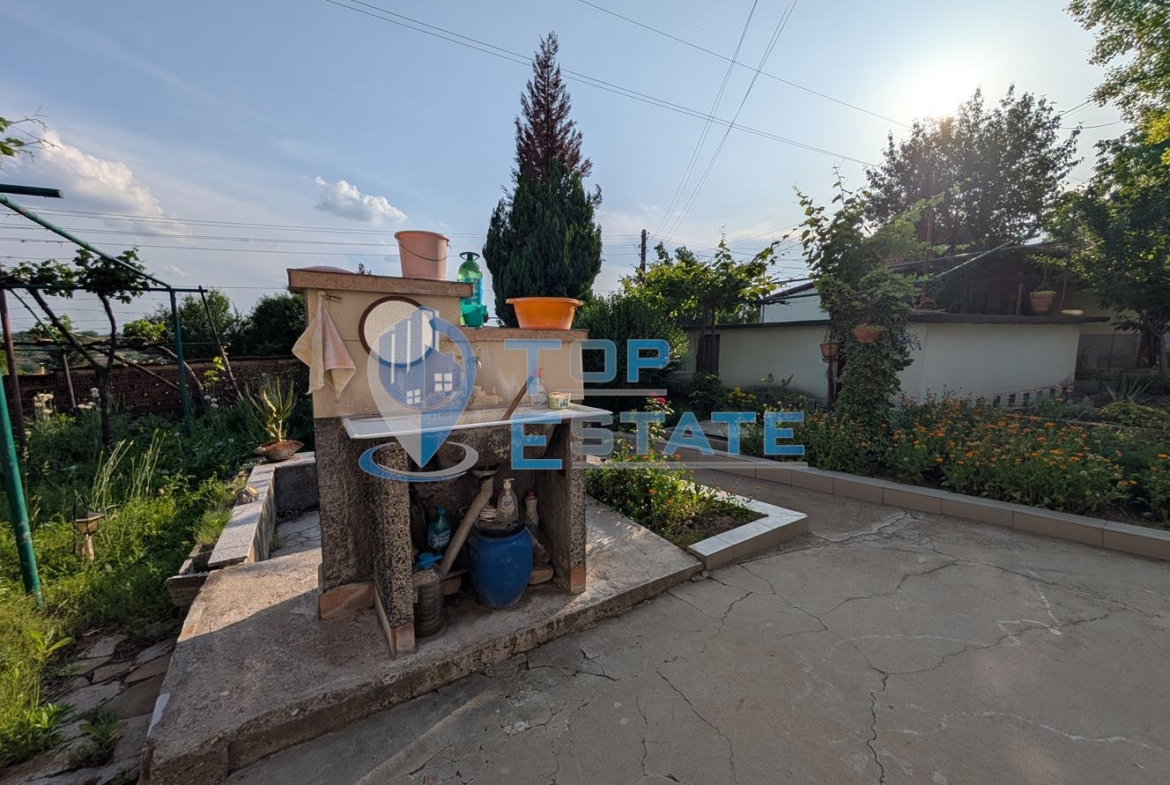 Едноетажна къща с множество стопански постройки и голям двор в село Хаджидимитрово - 0