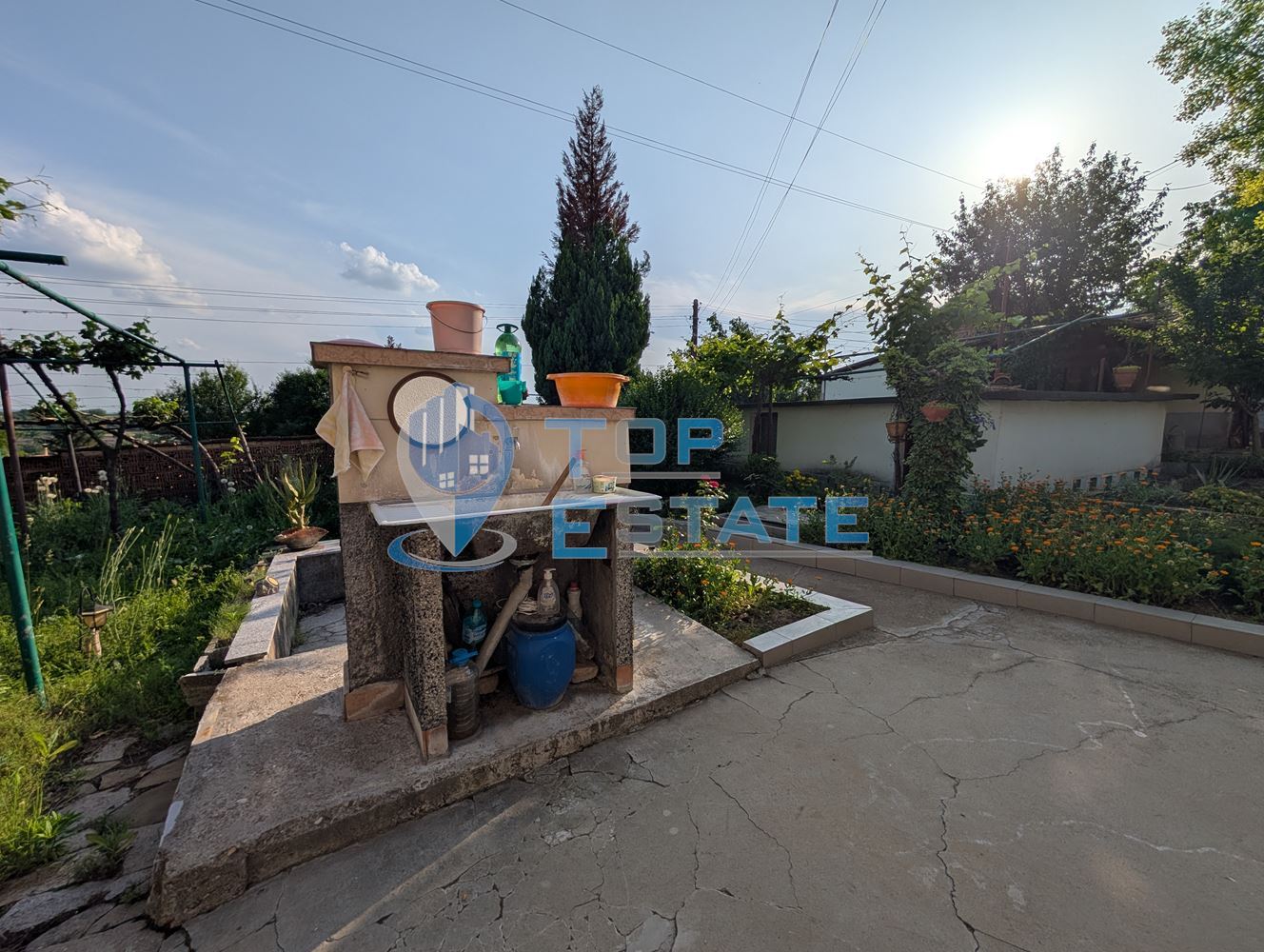 Едноетажна къща с множество стопански постройки и голям двор в село Хаджидимитрово - 0